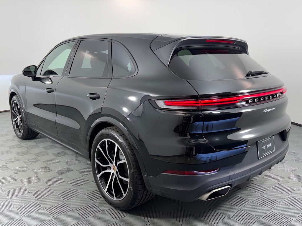 2025 Porsche Cayenne photo 3