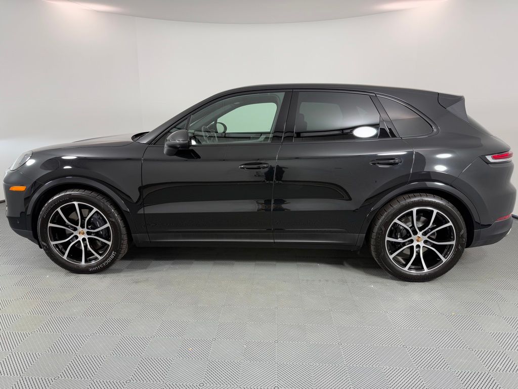 2025 Porsche Cayenne photo 2