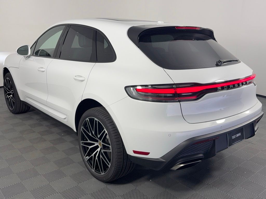 2025 Porsche Macan T photo 3