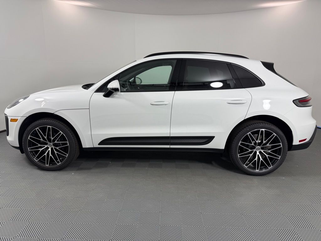 2026 Porsche Macan Base photo 2