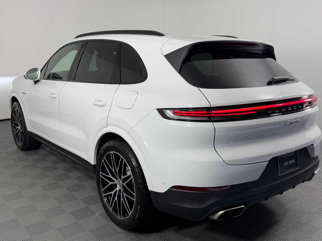 2025 Porsche Cayenne E-Hybrid photo 3