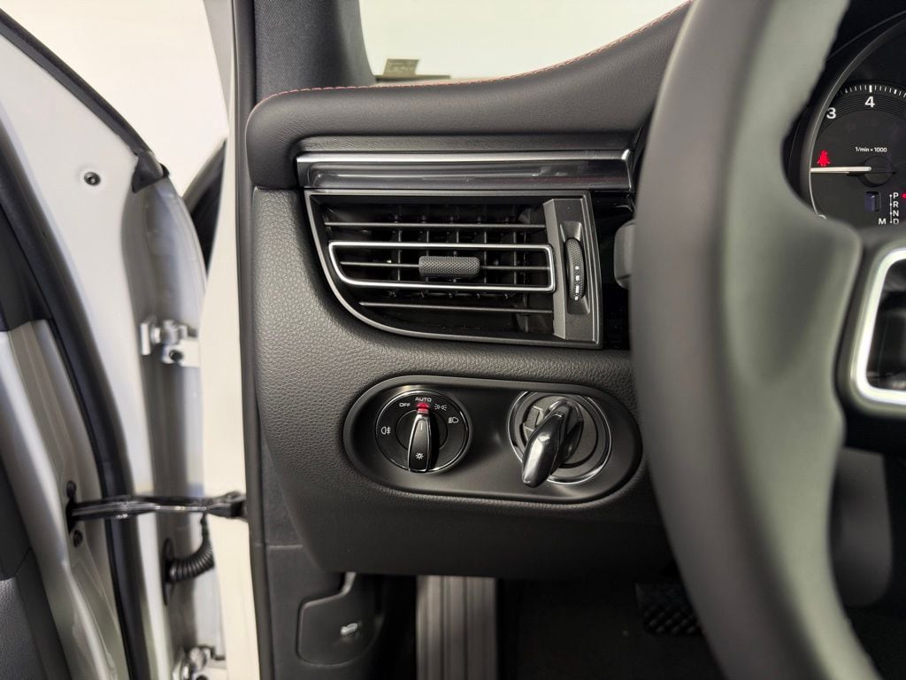 2026 Porsche Macan Base - Photo 25