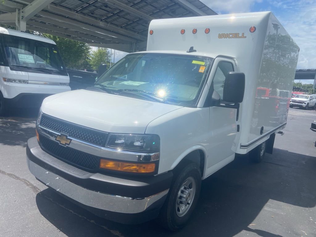 2025 Chevrolet Express Cutaway 3500 photo 2
