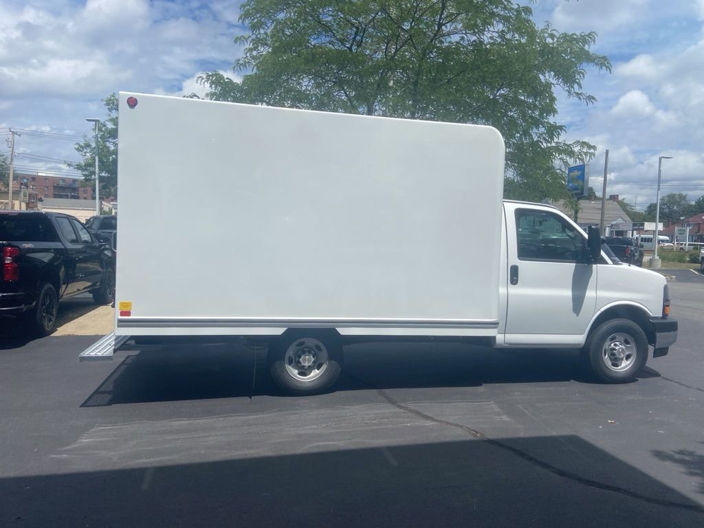 2025 Chevrolet Express Cutaway 3500 photo 3