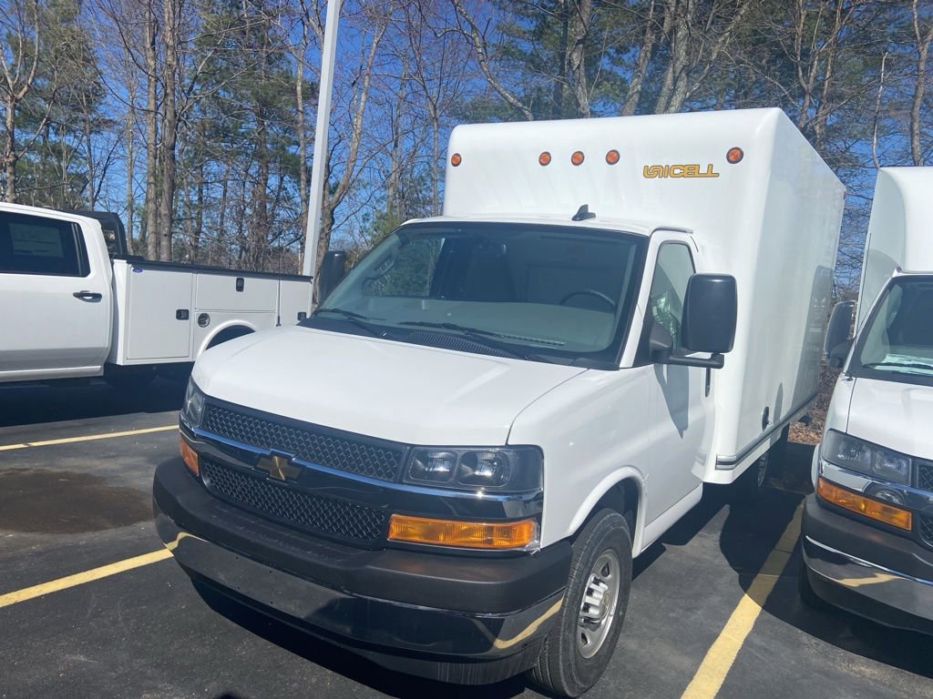 2025 Chevrolet Express Cutaway 3500 photo 2