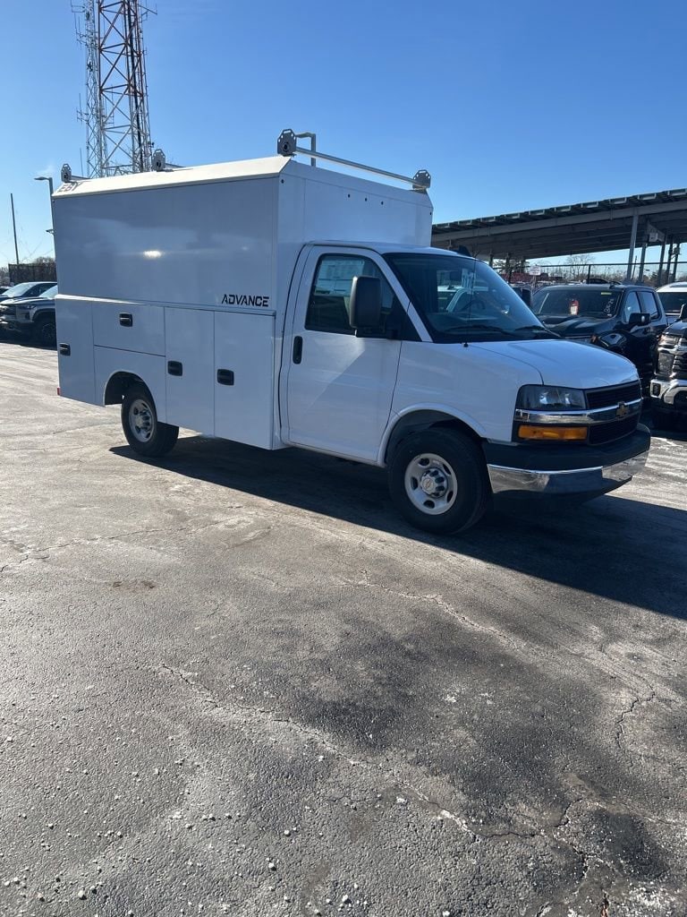 2025 Chevrolet Express Cutaway Base's photo