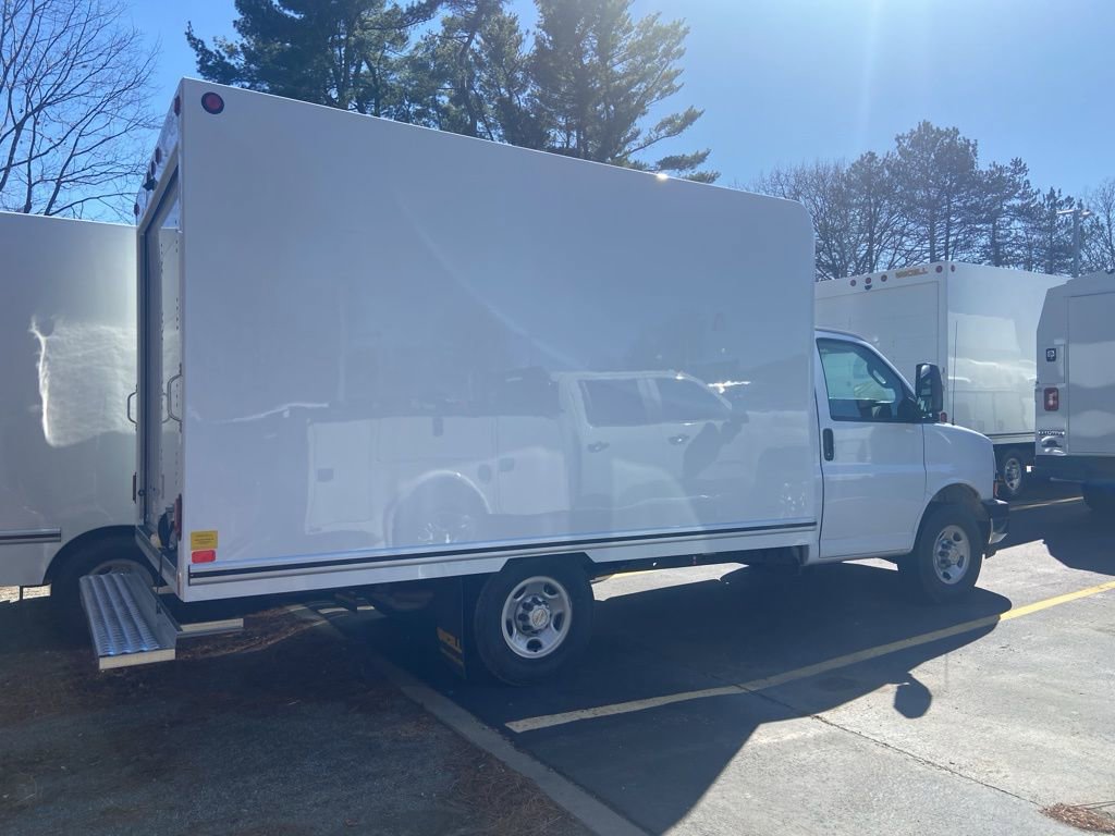 2025 Chevrolet Express Cutaway 3500 photo 3