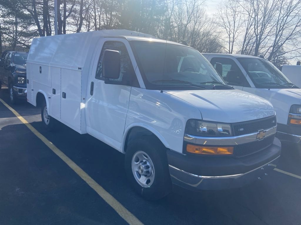 2024 Chevrolet Express Cutaway Base's photo