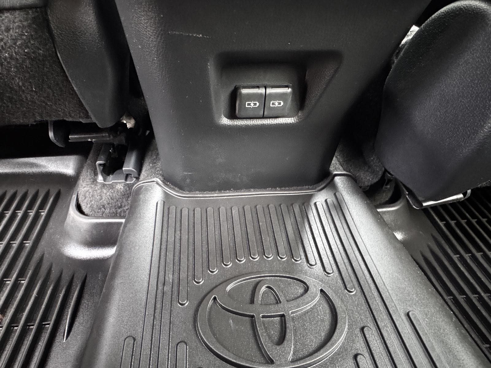 2023 Toyota RAV4 Limited - Photo 17