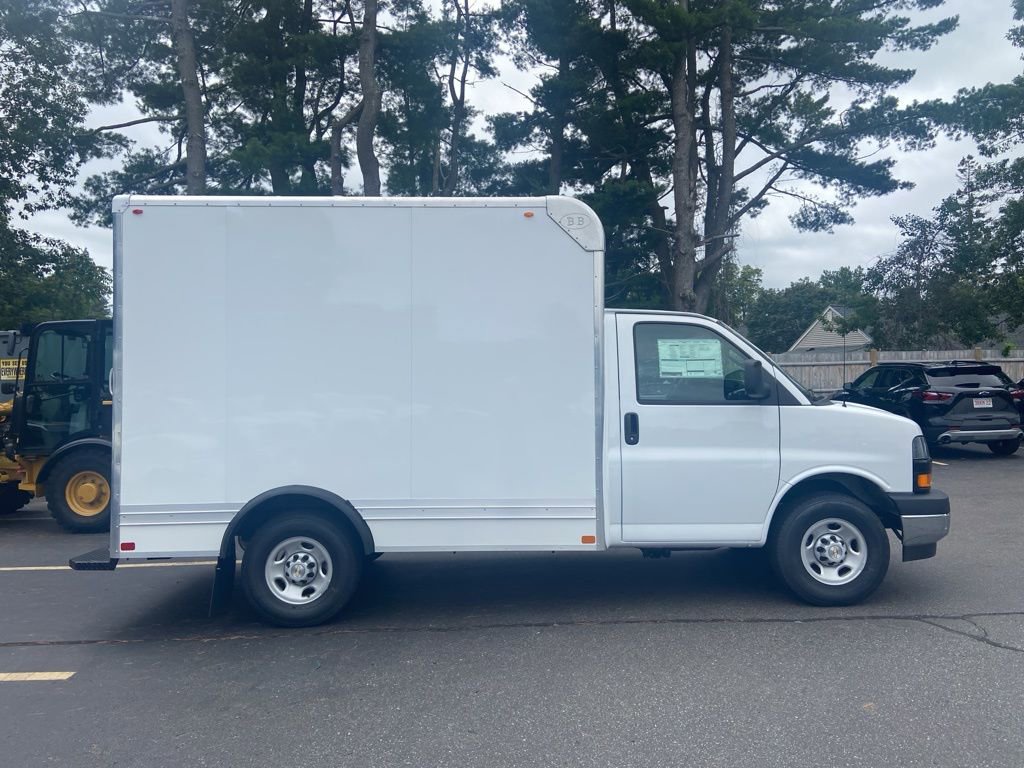 2025 Chevrolet Express Cutaway 3500 photo 3