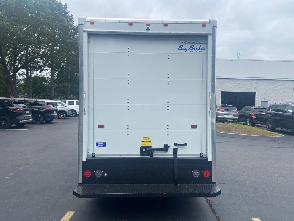 2025 Chevrolet Express Cutaway 3500 photo 4