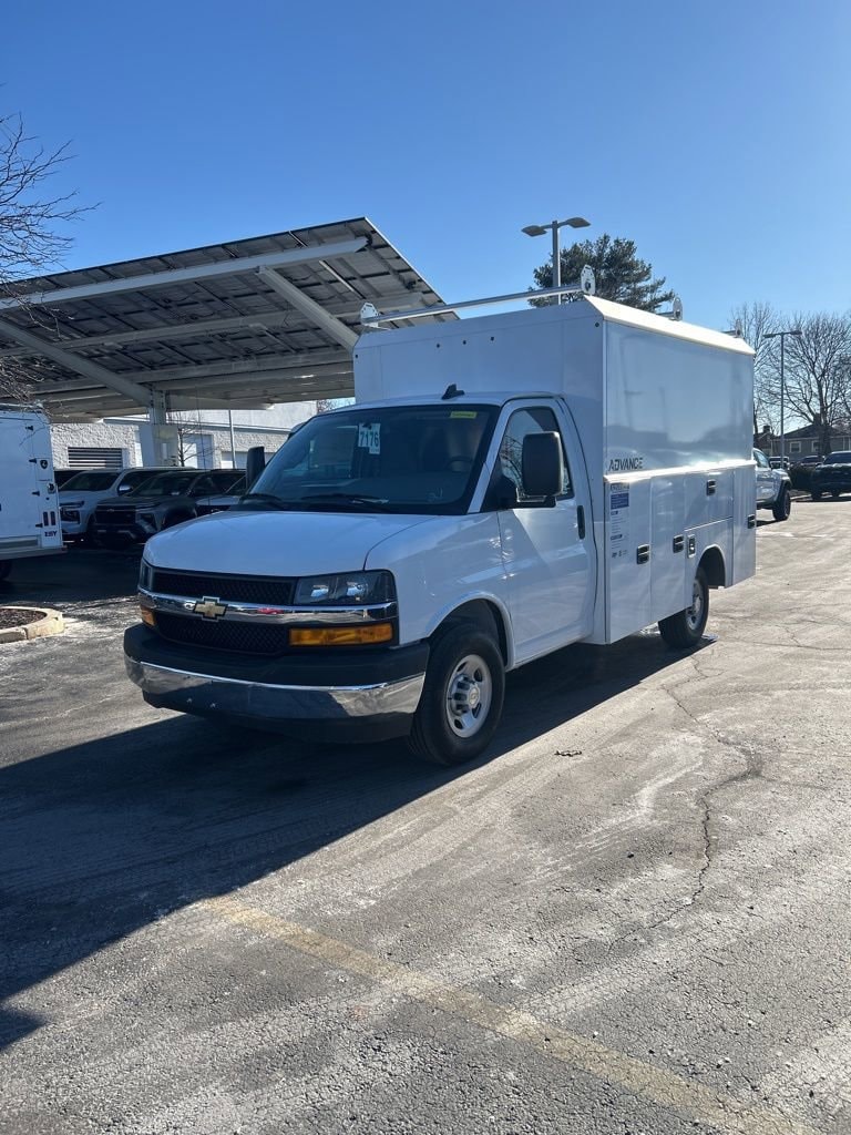 2025 Chevrolet Express Cutaway Base's photo
