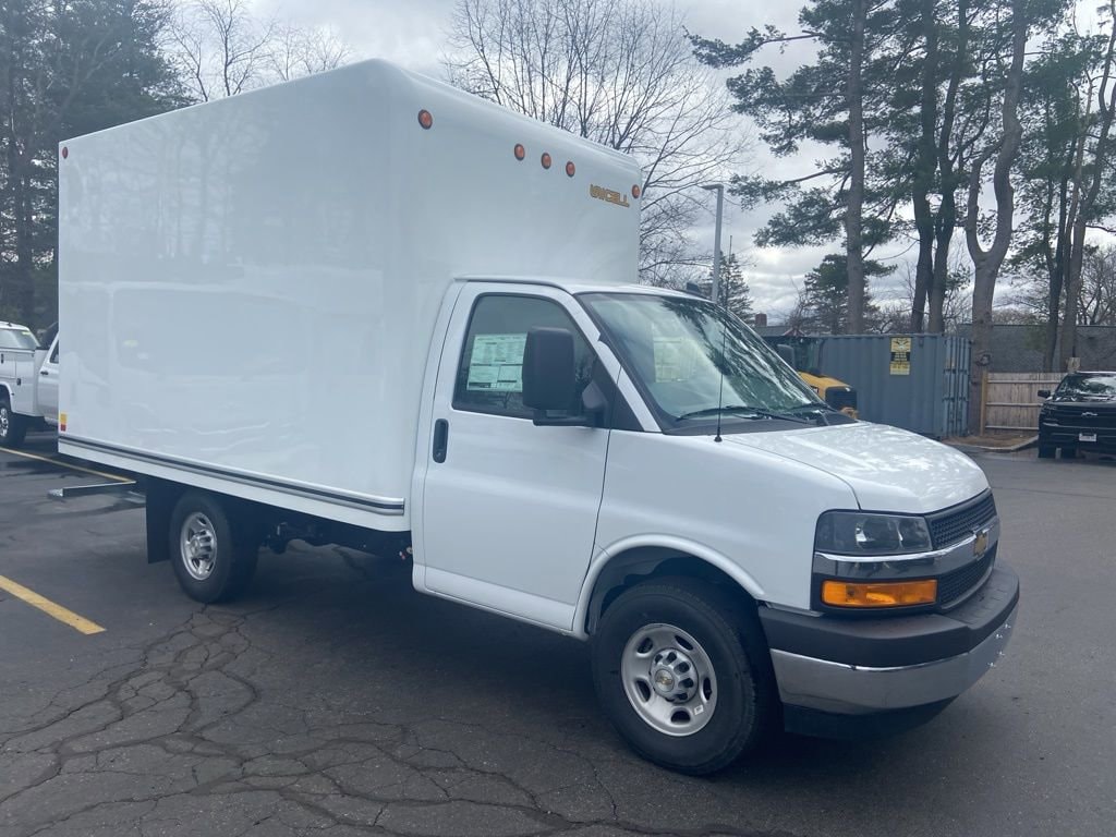 2025 Chevrolet Express Cutaway Base's photo