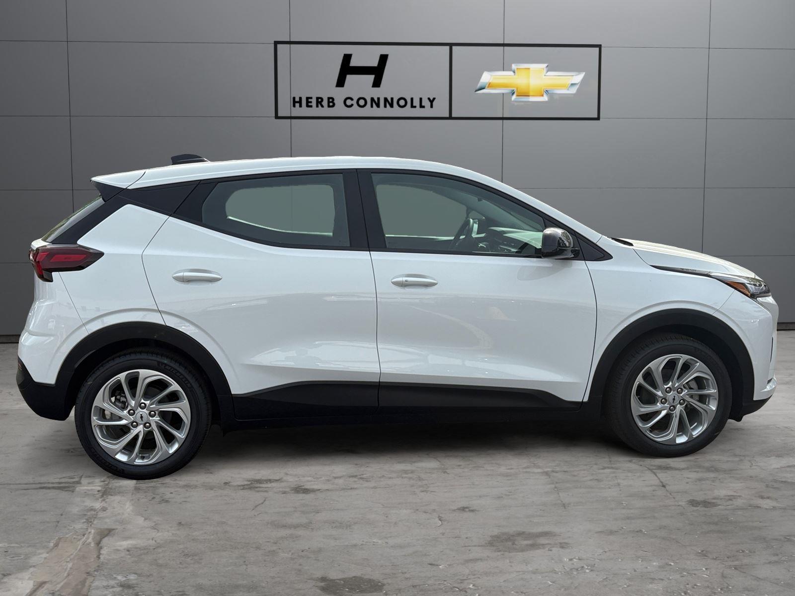2027 Chevrolet Bolt LT - Photo 6