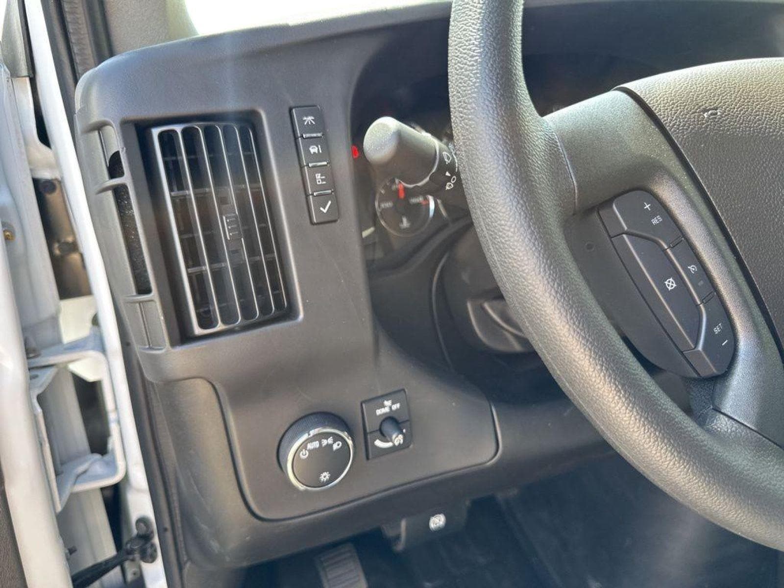 2025 Chevrolet Express Cargo Work Van - Photo 9