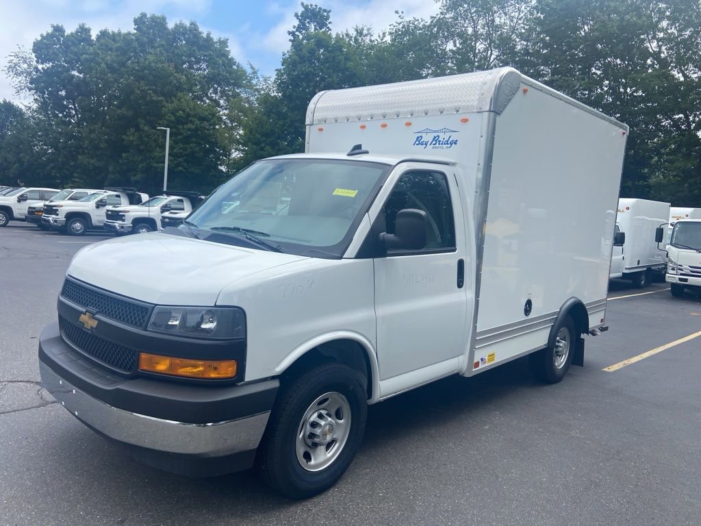 2025 Chevrolet Express Cutaway 3500 photo 2