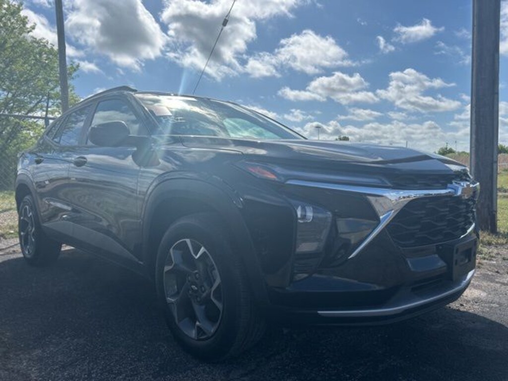 Used 2025 Chevrolet Trax LT SUV