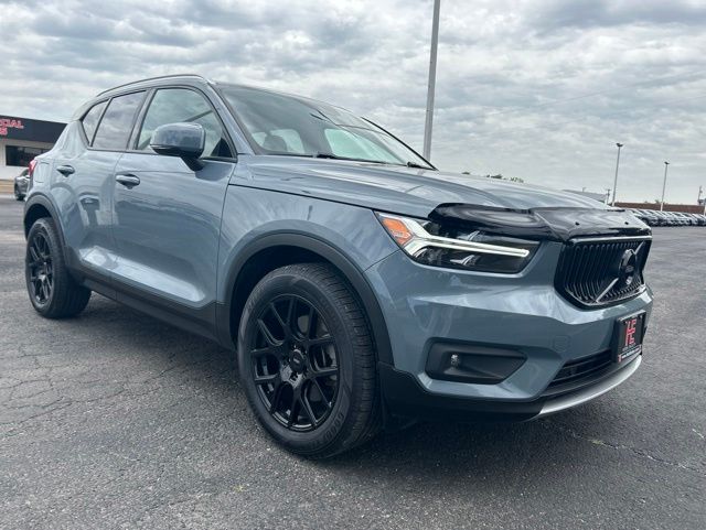 2021 Volvo XC40 T4 Momentum's photo