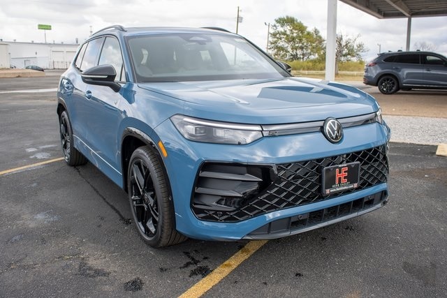 2026 Volkswagen Tiguan SE R-LINE BLACK's photo