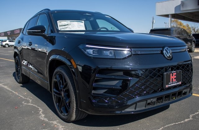 2026 Volkswagen Tiguan SE R-LINE BLACK's photo