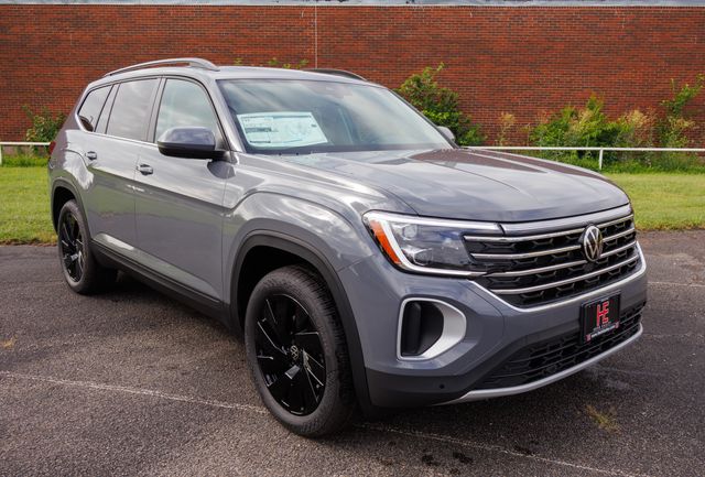 New 2026 Volkswagen Atlas SE w/Technology