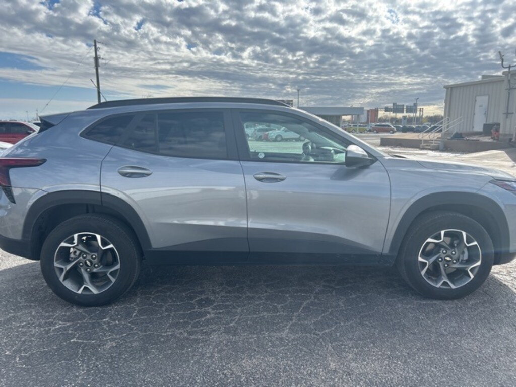 Used 2025 Chevrolet Trax LT SUV