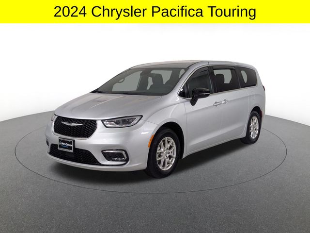 2024 Chrysler Pacifica Touring's photo