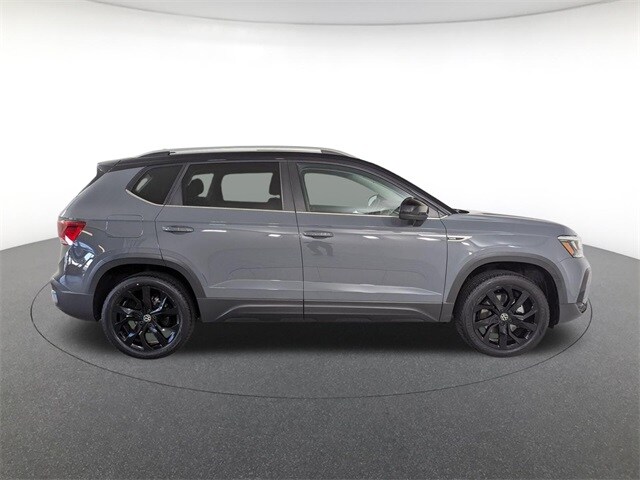 2023 Volkswagen Taos SE photo 3