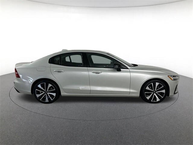 2022 Volvo S60 Inscription R-Design Expression T8 Momentum B5 photo 4