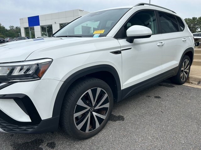 2023 Volkswagen Taos SE photo 2