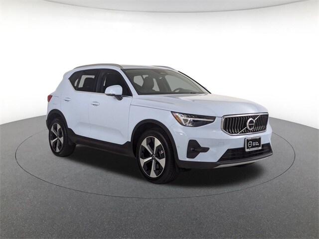 2025 Volvo XC40 Plus photo 3
