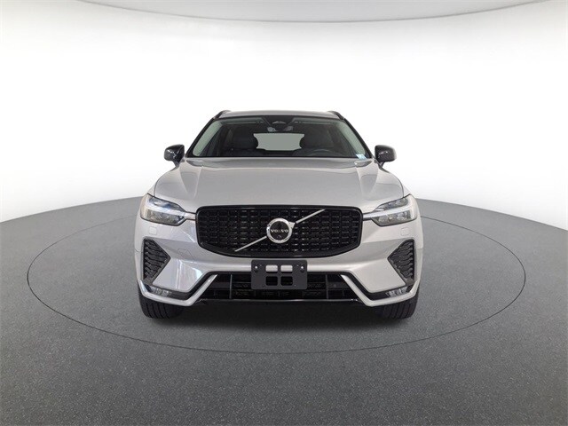 2023 Volvo XC60 B5 Plus photo 2