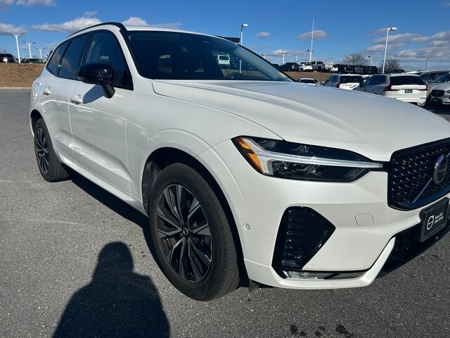2025 Volvo XC60 B5 Plus photo 3