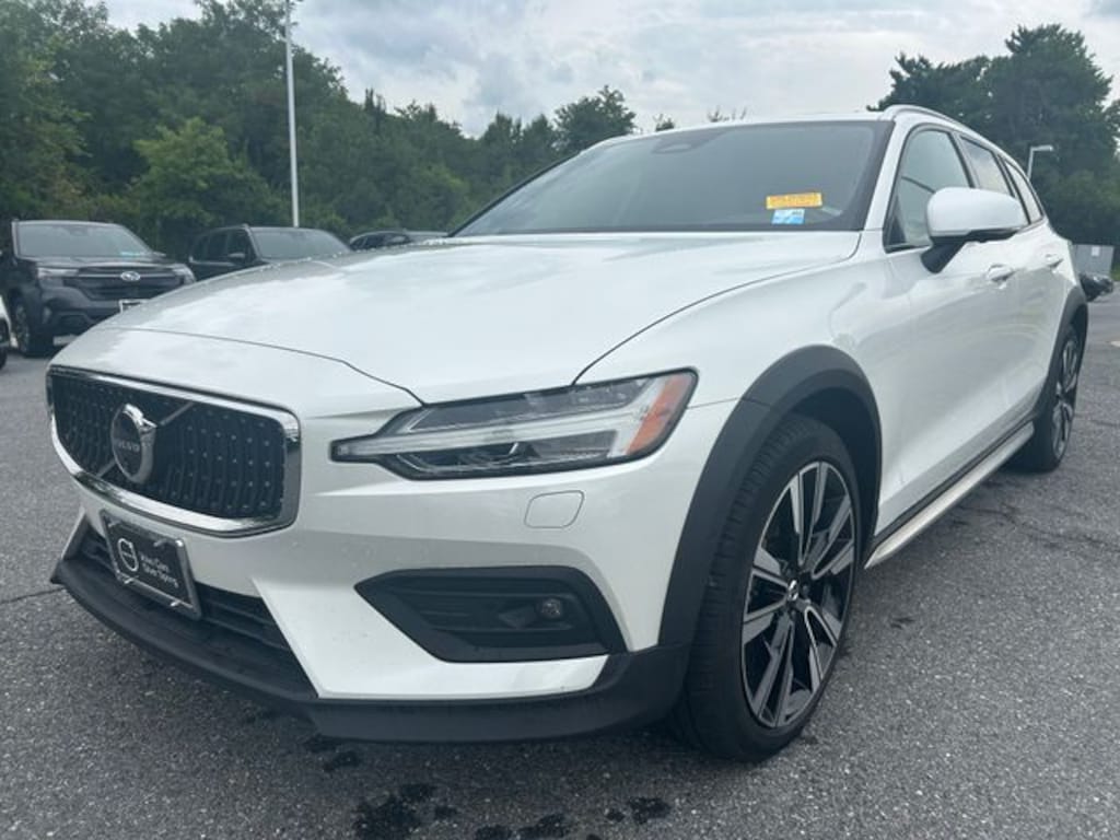 Certified 2025 Volvo V60 Cross Country B5 Ultra Wagon