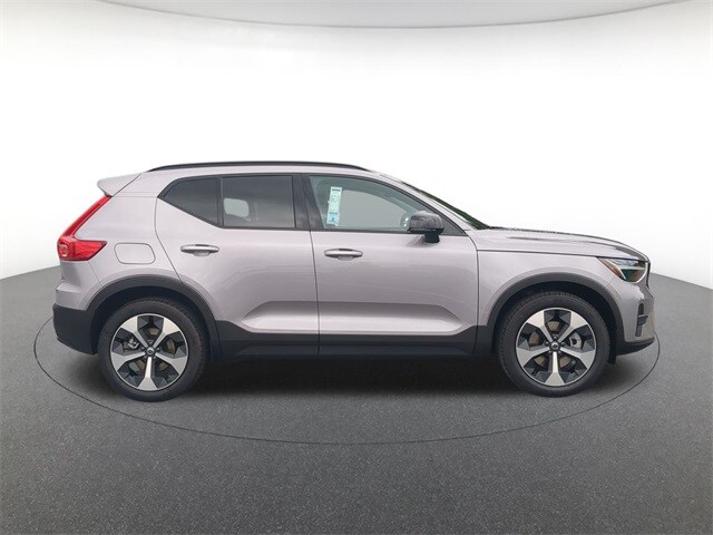 2026 Volvo XC40 Core photo 4