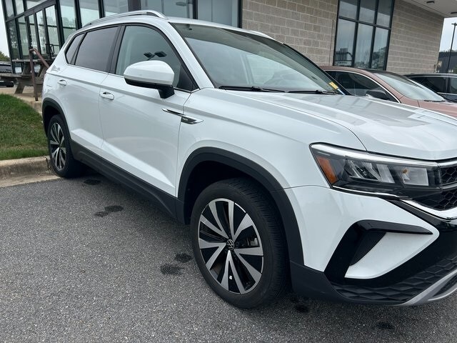 2023 Volkswagen Taos SE photo 3
