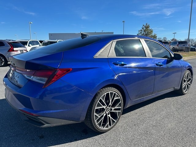 2023 Hyundai Elantra SEL photo 3