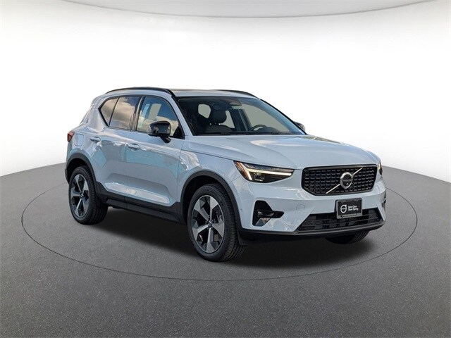 2026 Volvo XC40 Plus photo 3