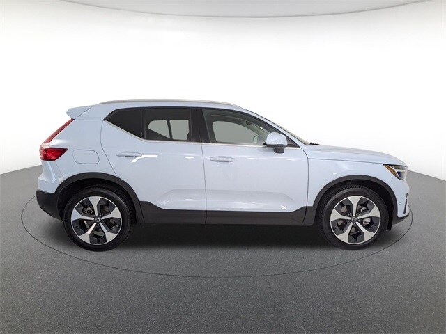 2025 Volvo XC40 Plus photo 4
