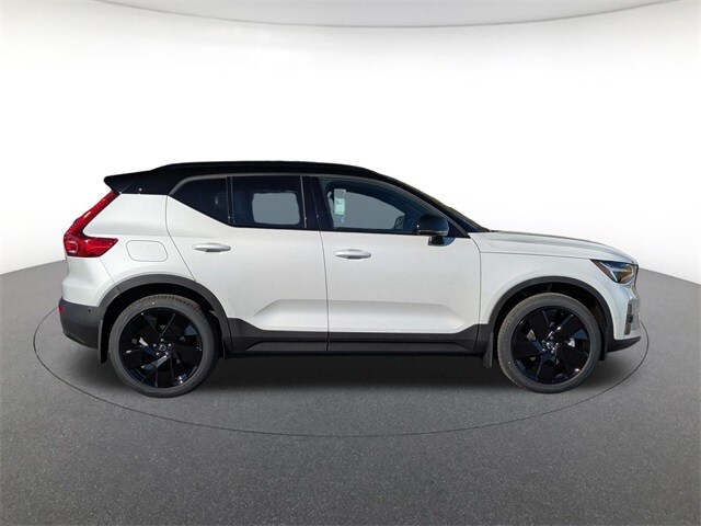 2026 Volvo XC40 photo 4