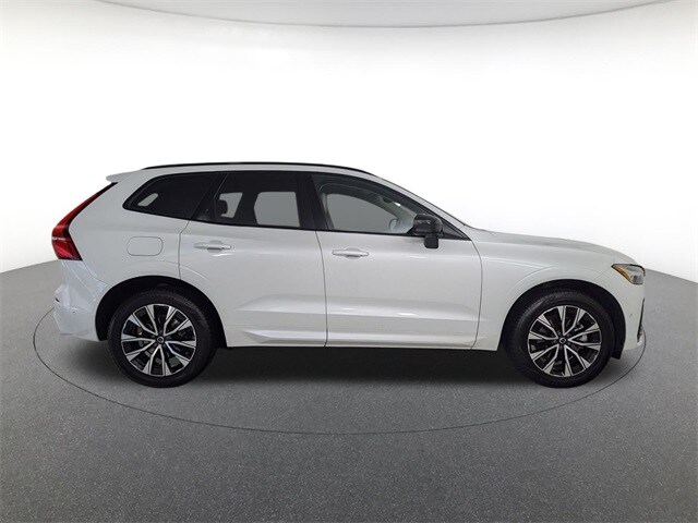 2025 Volvo XC60 B5 Plus photo 4