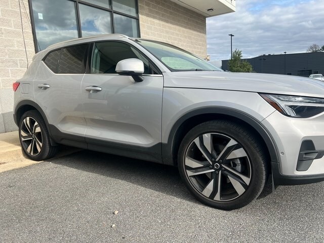 2023 Volvo XC40 Ultimate photo 3