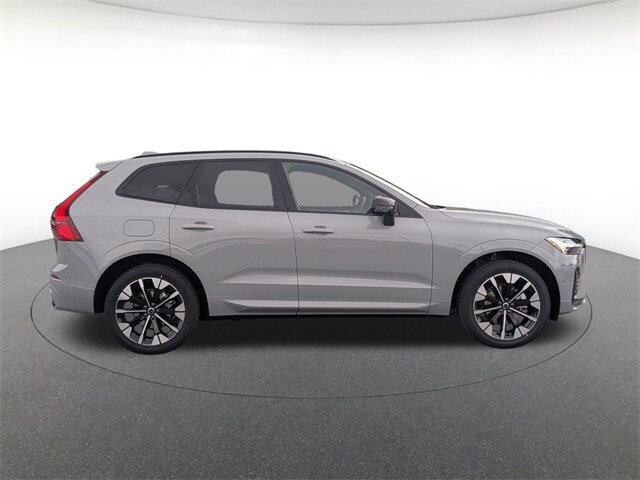 2026 Volvo XC60 B5 Plus photo 4