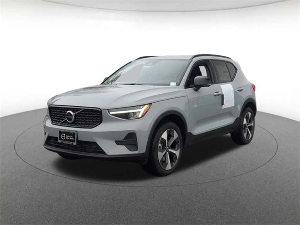 New 2026 Volvo XC40 B5 Core SUV