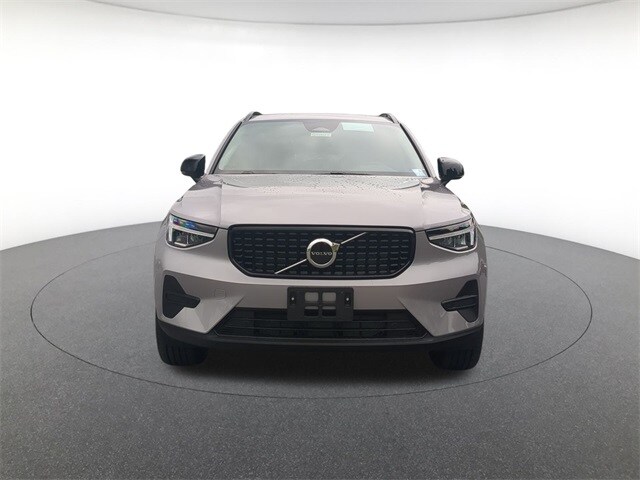 2026 Volvo XC40 Core photo 2