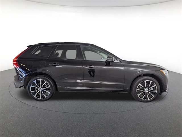 2025 Volvo XC60 Plus photo 3