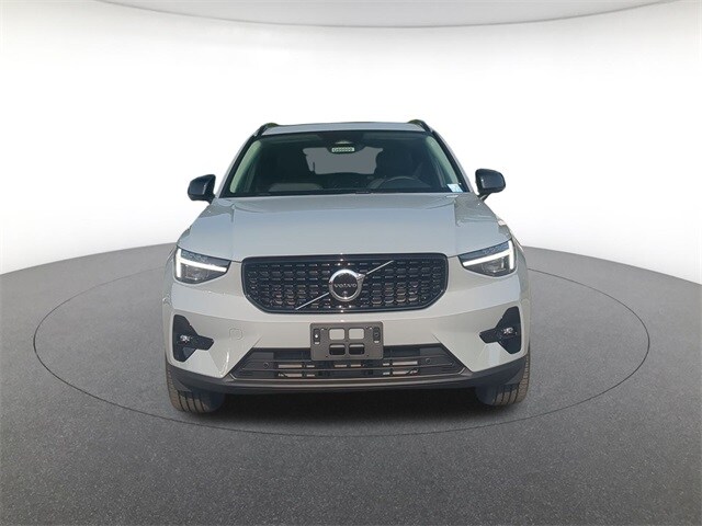 2026 Volvo XC40 Plus photo 2
