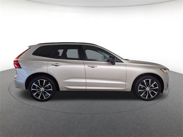 2023 Volvo XC60 B5 Plus photo 4