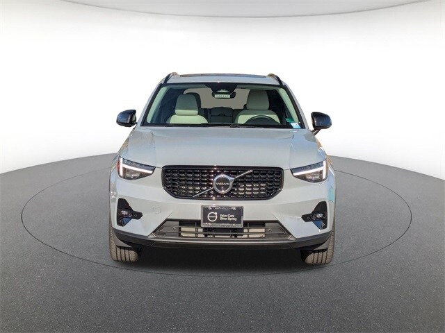 2026 Volvo XC40 Plus photo 2