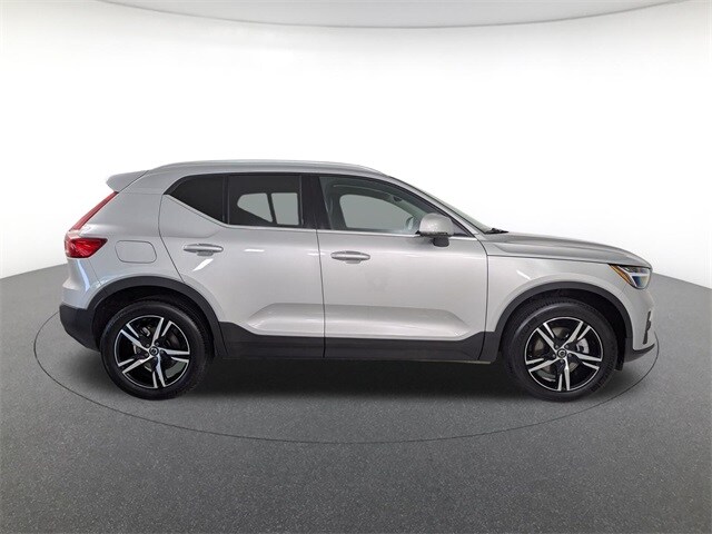 2025 Volvo XC40 Core photo 4